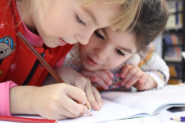 Kinder beim Schreiben und Lernen