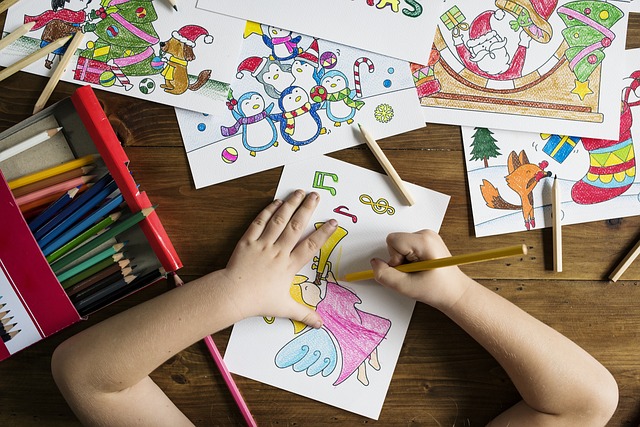 Kinderhände malen mit Buntstiften