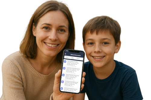 Mutter und Sohn zeigen die Eltern-App auf einem Smartphone