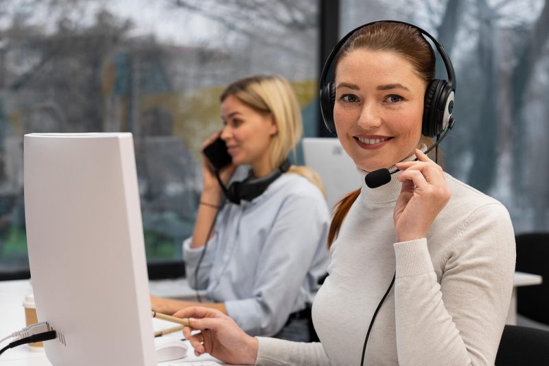 Zwei Frauen mit Headset am Bildschirm im Kundenservice